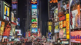 広告や企業ロゴに溢れたニューヨークのタイムズスクエアの写真