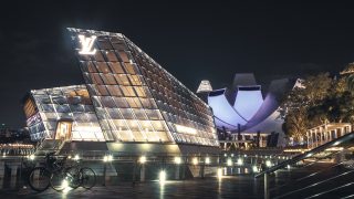 夜景に浮かぶルイ・ヴィトンの建屋の写真