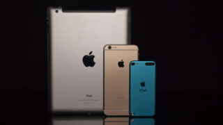 iPad、iPhone、iPodが黒バックの前で背中を向けて並んでいる写真