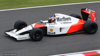2015年、F1日本グランプリにデモランが行われ、ゲルハルト・ベルガーがドライブしたマクラーレンMP4-6の画像
